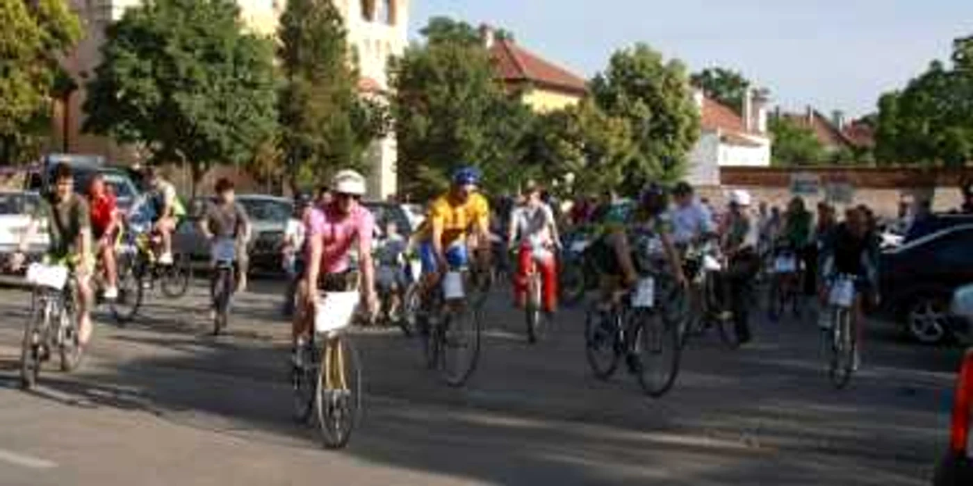 Alba Iulia: Zeci de albaiulieni pe „două roţi”
