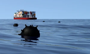 Navă container care navighează prin câmpul de mine navale în largul mării FOTO Shutterstock 