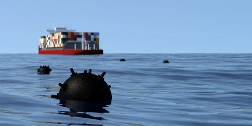 Navă container care navighează prin câmpul de mine navale în largul mării FOTO Shutterstock 