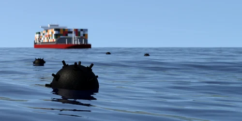 Navă container care navighează prin câmpul de mine navale în largul mării FOTO Shutterstock 