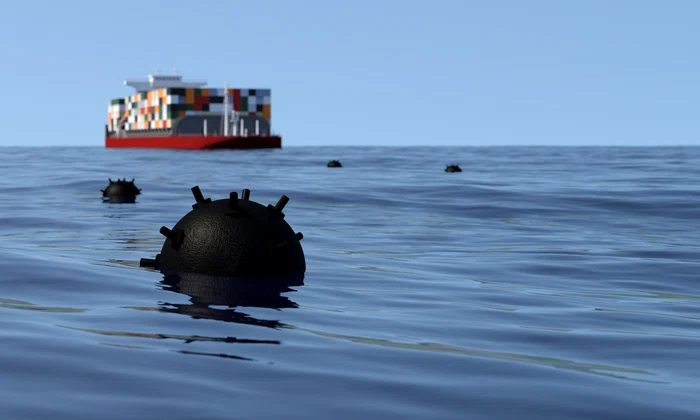 Navă container care navighează prin câmpul de mine navale în largul mării FOTO Shutterstock