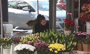 O florăreasă îşi serveşte clienţii aşa cum o făcea înainte de pandemie jpeg