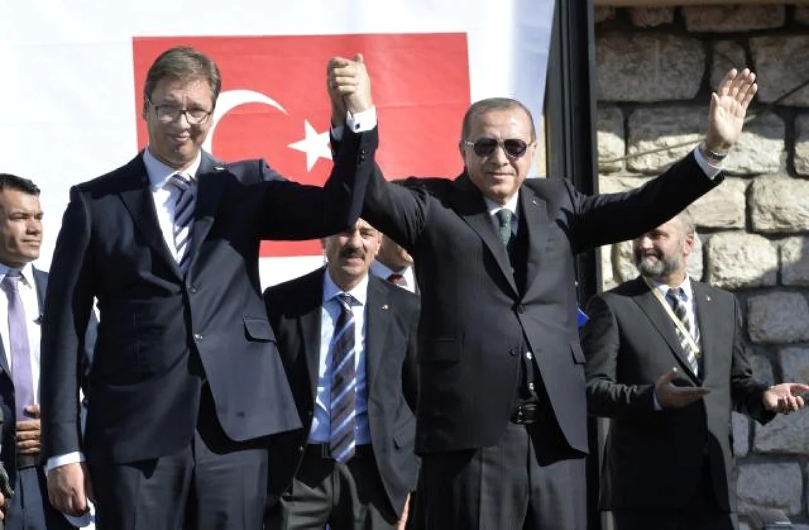 Erdogan (dreapta) alaturi de Vucic (stanga), in timpul vizitei din Serbia, in toamna lui 2017 Foto: EPA