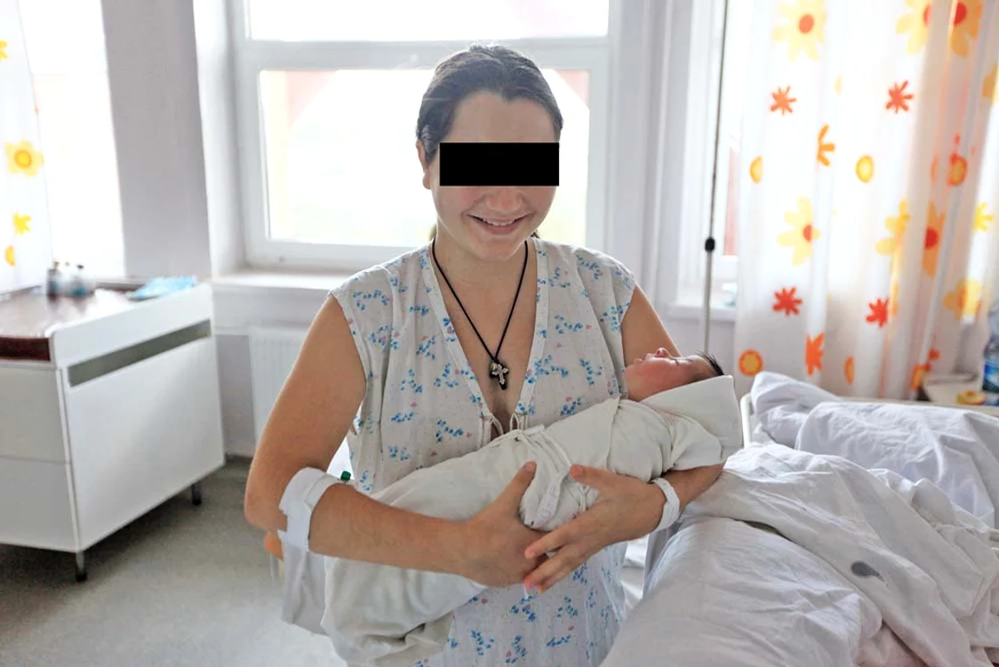 
    Andreea e fericită când  îşi ţine copila în braţeFoto: Roberto Sălceanu  