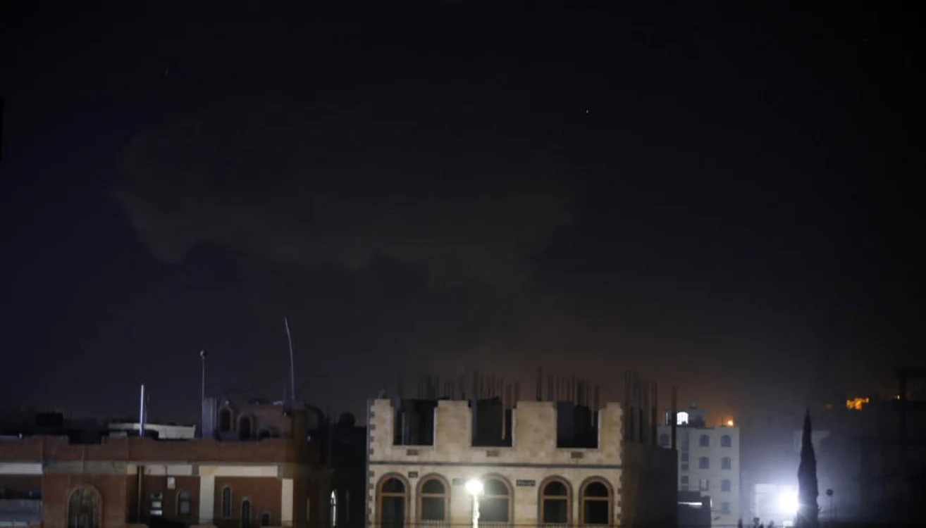 Foto: EPA-EFE / Atacuri aeriene ale coaliţiei saudite în Sanaa.