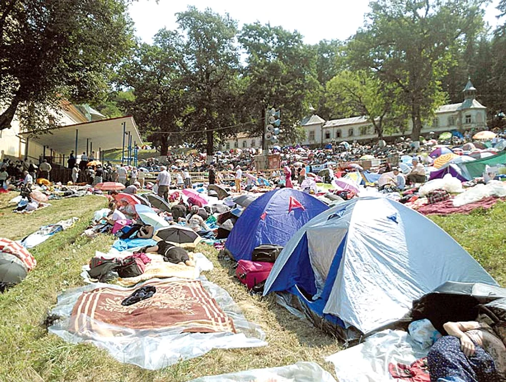 Oamenii au dormit  sub cerul liber  sau în corturi