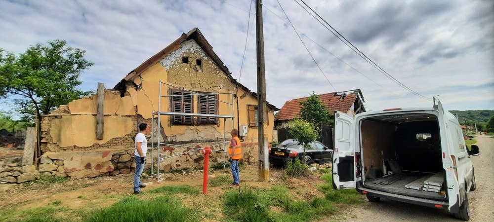 Încă un sat din Banat își schimbă înfățișarea. Peste 400 de voluntari sunt așteptați la zugrăvit FOTO