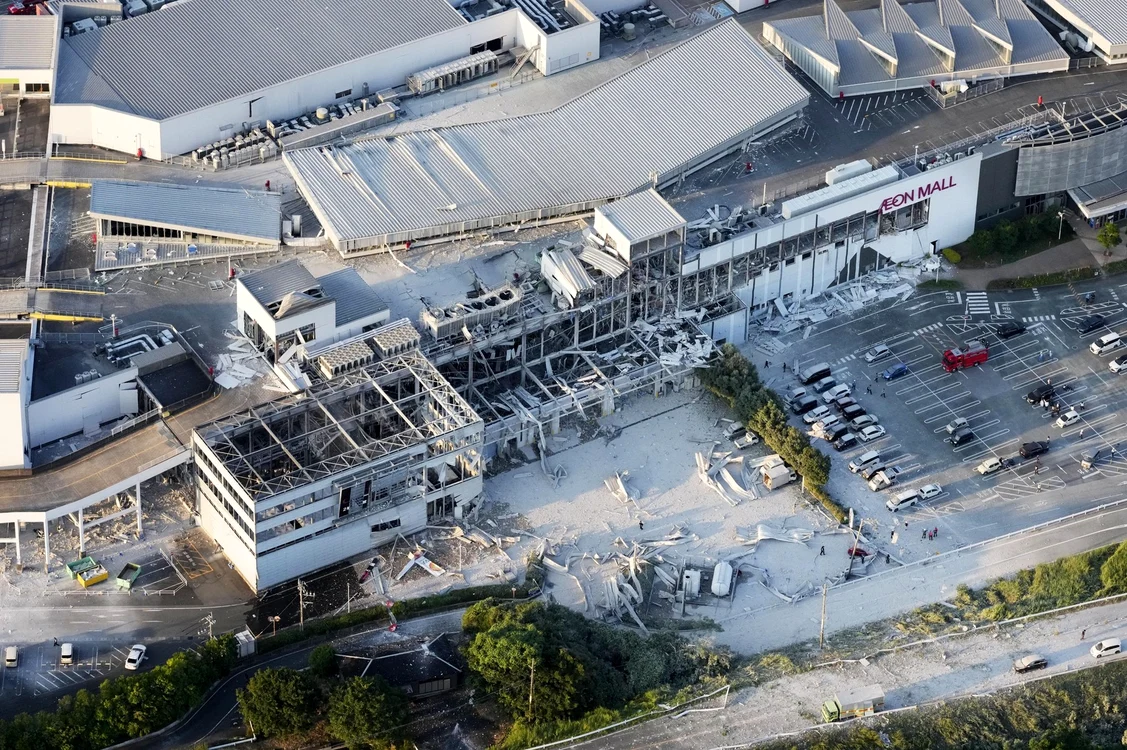 Clădirea centrului comercial AEON Mall Kumamoto s-a prăbușit parțial/FOTO:Profimedia