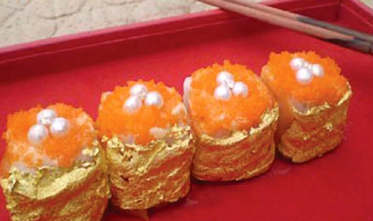 Sushi. Conţine aur de 23 de carate încrustat cu diamante şi trei perle. 2.700 $ (8.881 lei)