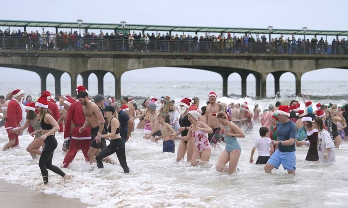 În ciuda temperaturilor, britanicii au avut parte de o baie în ziua de Crăciun (foto: Profimedia)