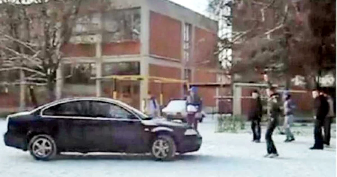 Elevii au alergat cu maşinile, pe zăpadă, chiar printre colegii lor ieşiţi în pauză