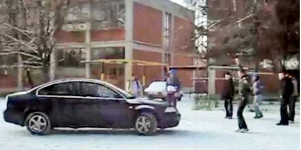 Elevii au alergat cu maşinile, pe zăpadă, chiar printre colegii lor ieşiţi în pauză 