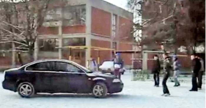 Elevii au alergat cu maşinile, pe zăpadă, chiar printre colegii lor ieşiţi în pauză