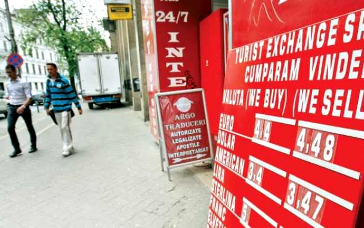 Euro se vinde la casele de schimb valutar la peste 4,48 lei FOTO Adevărul