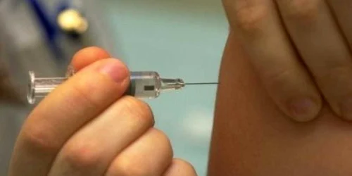 Copiii până la 16 ani au nevoie de acordul părinţilor pentru vaccina