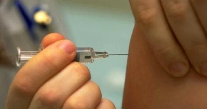 Copiii până la 16 ani au nevoie de acordul părinţilor pentru vaccina