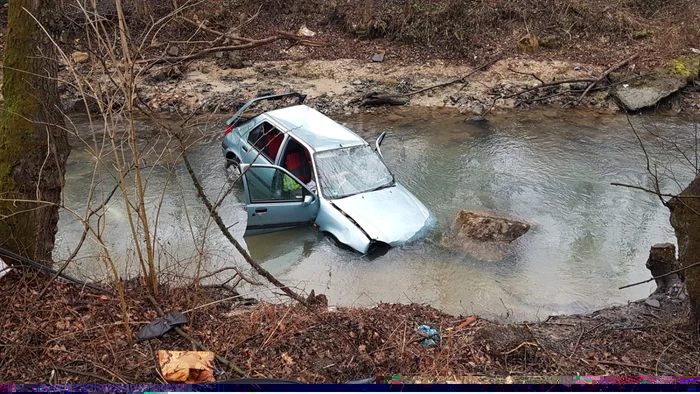 Maşina s-a răsturnat în albia unui pârâu                                                   FOTO: Arhivă