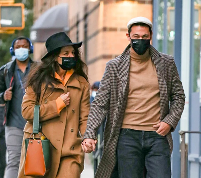 
    Katie Holmes se comportă precum o adolescentă îndrăgostită în prezența lui Emilio Vitolo Sursă foto: Profimedia   