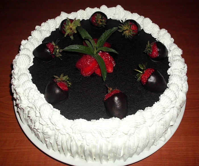 
    Tort de ciocolată şi căpşune  