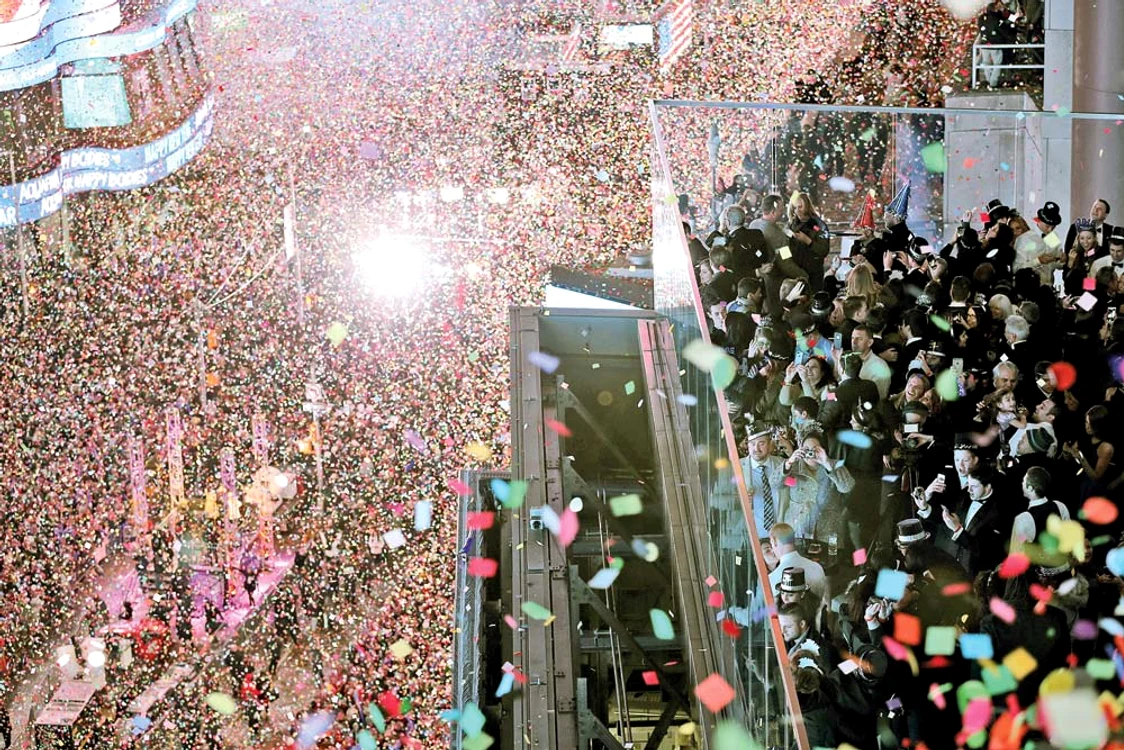 New York. Peste sutele de mii  de oameni adunaţi în  Piaţa Times Square a „nins” cu  confetti, la miezul nopţii