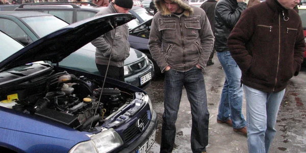 Târgul auto de la Poligonul ACR are din ce în ce mai mulţi vizitatori duminica