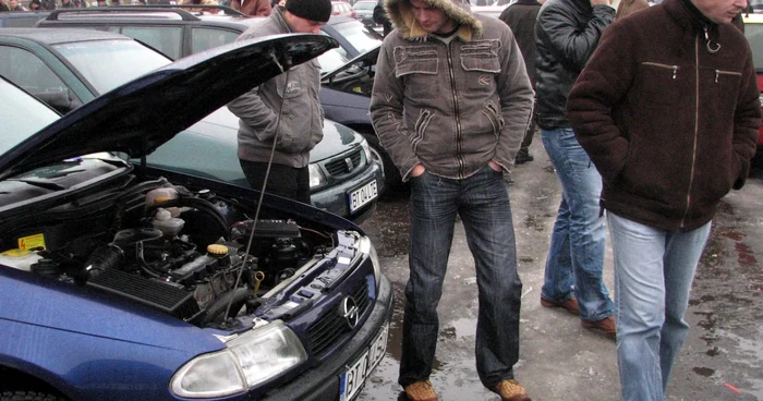 Târgul auto de la Poligonul ACR are din ce în ce mai mulţi vizitatori duminica