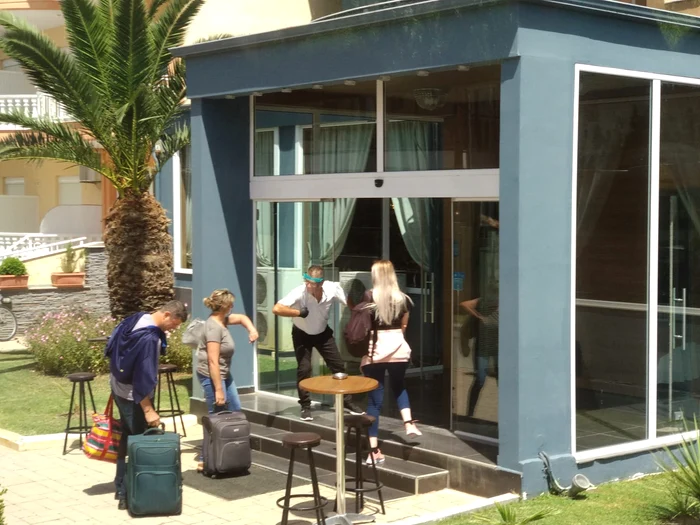 
    Până să ajungă la destinație, turiștii trebuie să îndeplinească mai multe formalități  