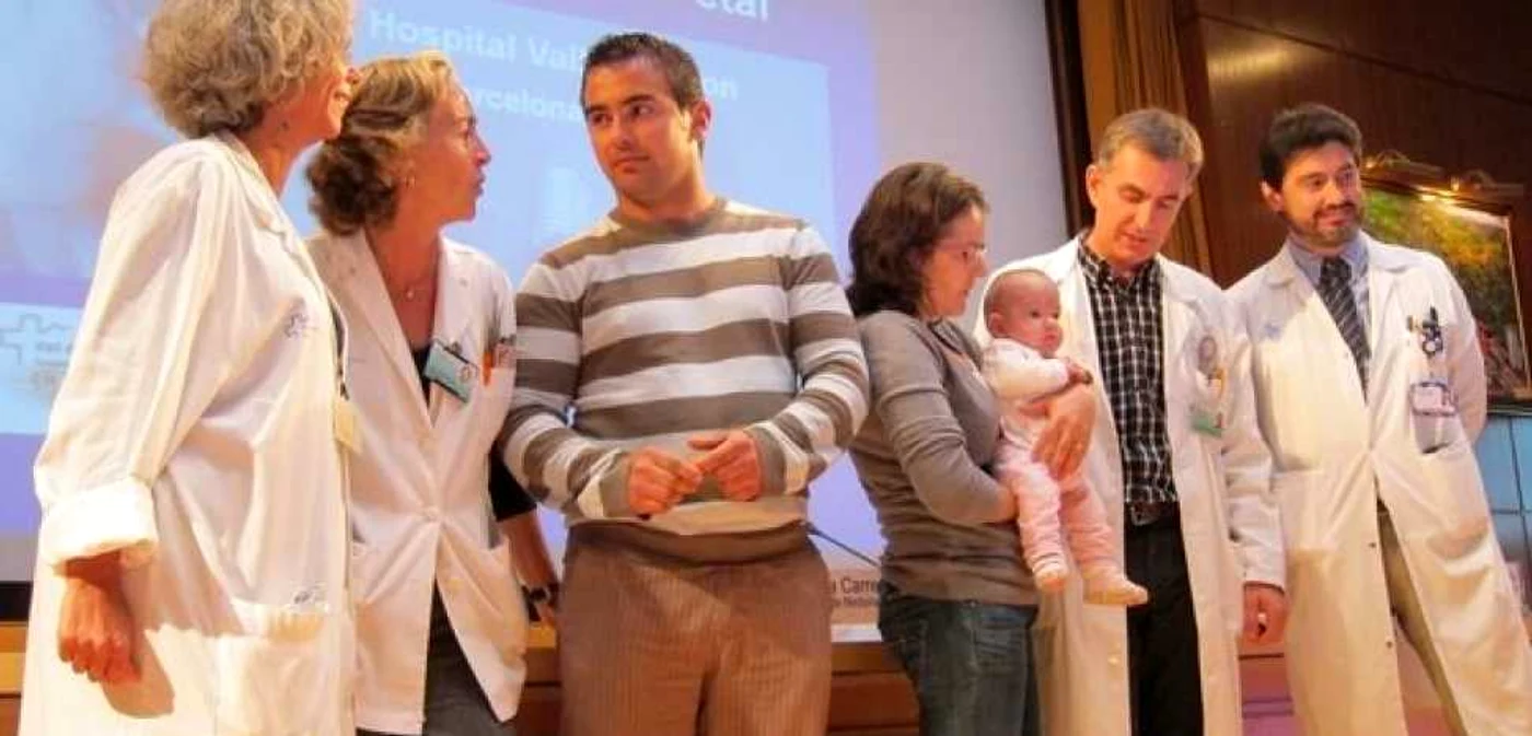 Esther, părinţii săi şi medicii care au realizat operaţia în premieră Foto: La Vanguardia