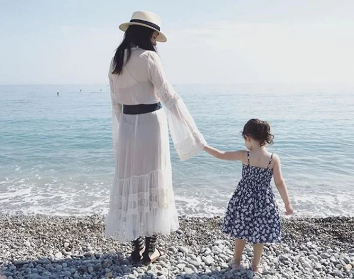 Micuța Natalia este îndrăgostită de mare și de plaja din Nisa 