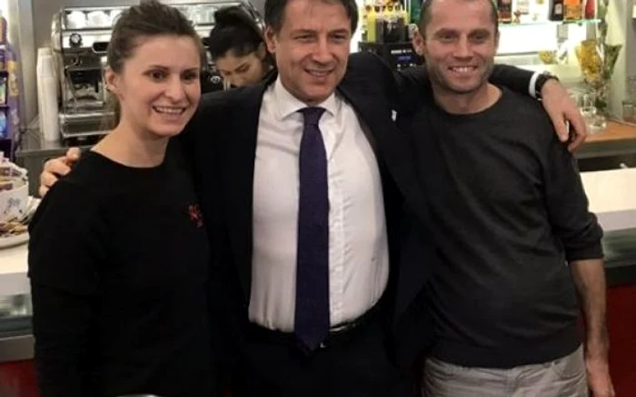 Roxana Roman a fost felicitată de însuşi premierul Italiei, Giuseppe Conte (în centru)