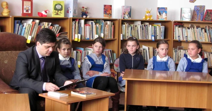 Primarul le-a citit celor mici un basm