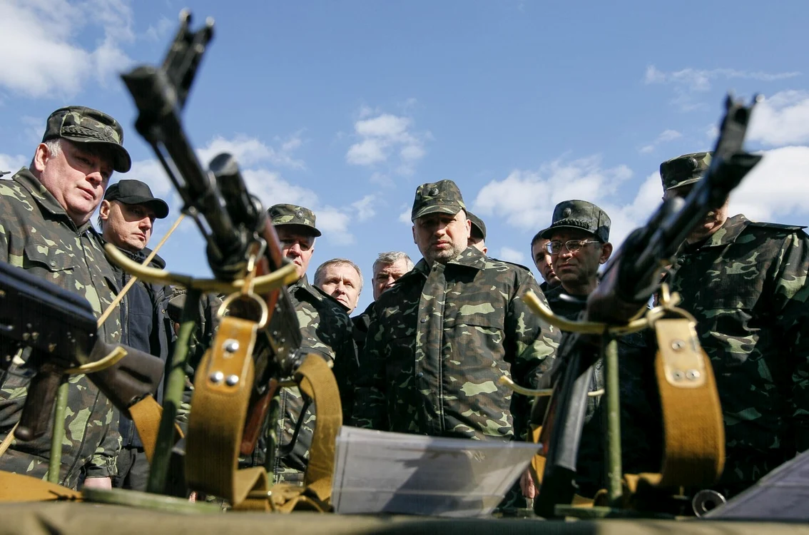 Preşedintele interimar al Ucrainei, Oleksandr Turcinov (centru) în mijlocul soldaţilor FOTO Reuters