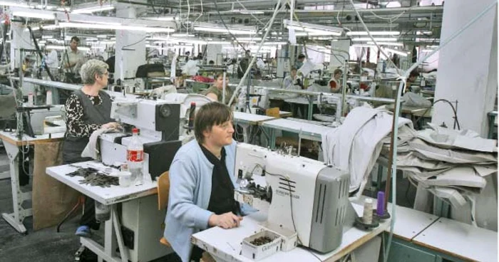 În industria uşoară, majoritatea angajaţilor primesc salariul minim pe economie