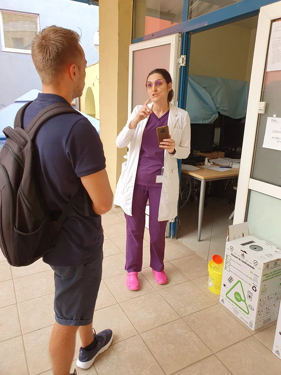 Dr. Carmen Chivu explică procedura. Foto: Adrian Popescu