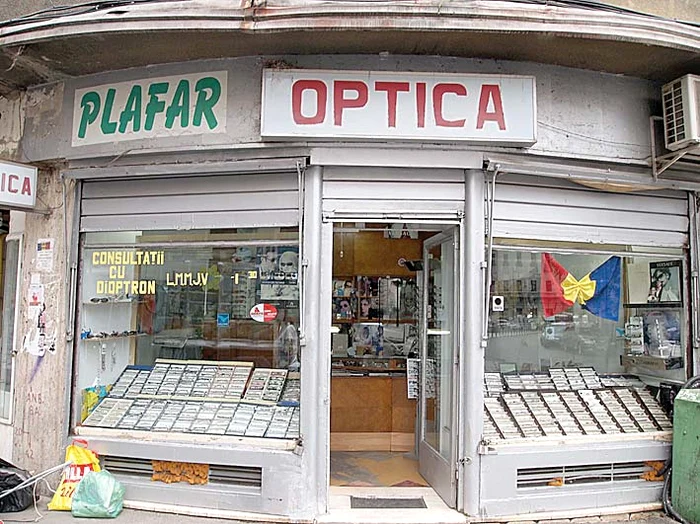 Magazinul de optică e deschis de luni până vineri între orele 10.00 şi 18.00