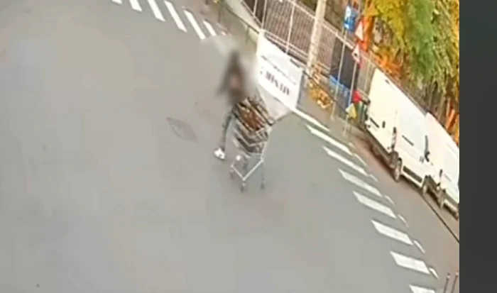Un bărbat fură scaunele de pe terasa unui magazin, în București FOTO: Captura video