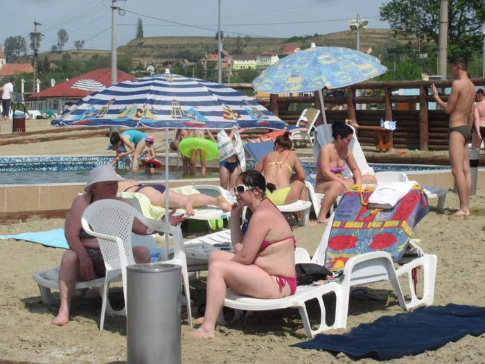 Sibienii au venit in numar mare de 1 mai la lacurile dee la Ocna Sibiului - Foto Ramona Găină