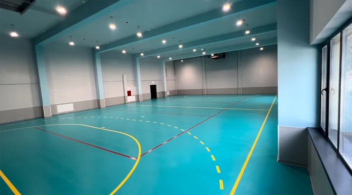 Sala de sport are teren de handbal