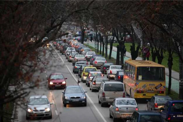 „Nu e nevoie de lucrări grandioase şi costisitoare, autostrăzi 
suspendate, tuneluri, parcări subterane etc. pentru a uşura viaţa 
şoferilor bucureşteni.”   FOTO Adevărul