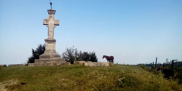 crucea domnitorului din satul melicesti foto travelontop.ro
