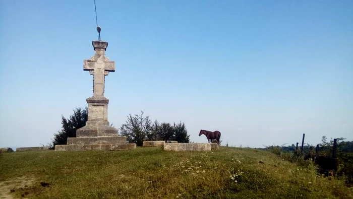 crucea domnitorului din satul melicesti foto travelontop.ro