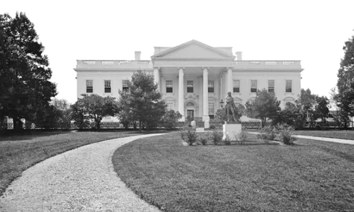 3 noiembrie: A fost înființată Casa Albă, reședința președinților SUA, situată în Washington  Clădirea a fost construită după planurile arhitectului James Hoban, lucrările începând în anul 1792  jpeg