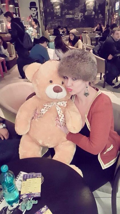 De ziua ei, Oana îşi doreşte un urs imens de pluş, mai mare decât ea