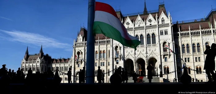 Drapelul Ungariei în fața parlamentului de la Budapesta