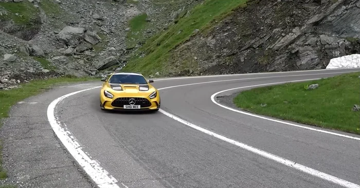 Bolidul de 720 cai-putere a întors multe priviri ale turiștilor pe Transfăgărășan FOTO YouTube
