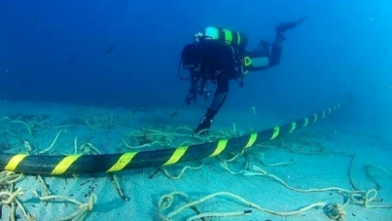 Un scafandru verifică un cablu subacvatic FOTO thanhniennews.com