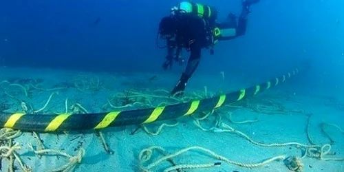 Un scafandru verifică un cablu subacvatic FOTO thanhniennews.com