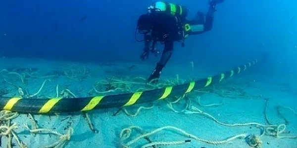 Un scafandru verifică un cablu subacvatic FOTO thanhniennews.com