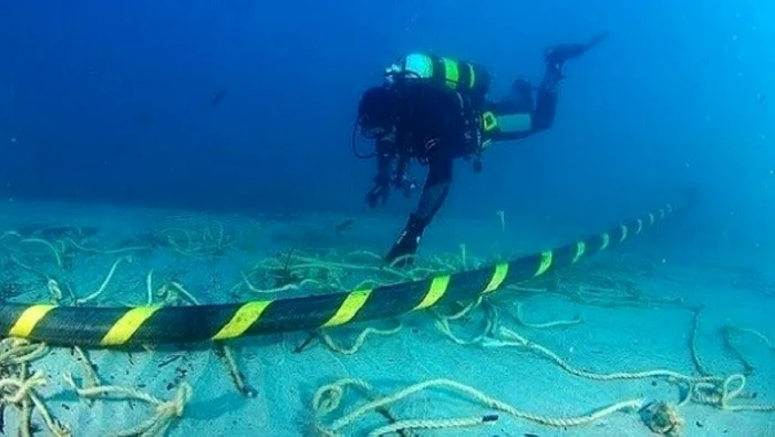 Un scafandru verifică un cablu subacvatic FOTO thanhniennews.com