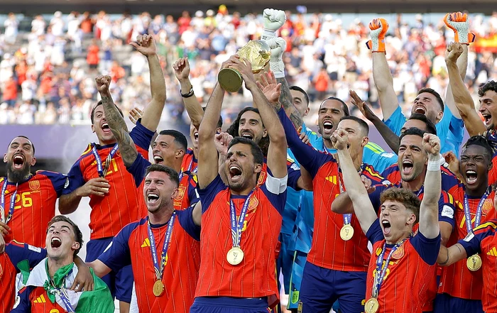 Rodri a ridicat trofeul acordat campioanei mondiale la fotbal (Foto: EPAImages)